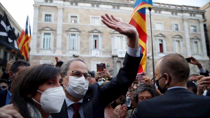 28/09/2020.- El presidente de la Generalitat, Quim Torra (c), abandona el Palau de la Generalitat después de que el Tribunal Supremo confirmase su condena de año y medio de inhabilitación. / EFE - Toni Albir