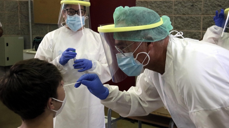 Imatge d'una PCR en una escola de Girona. ACN