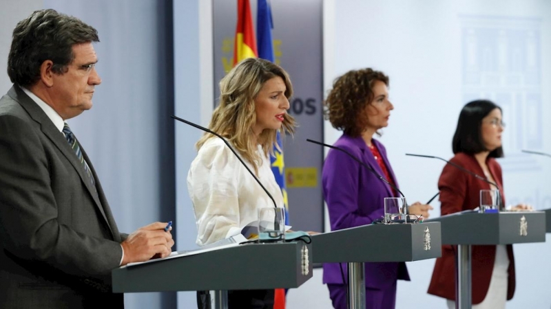 La ministra de Trabajo, Yolanda Díaz (2d), los titulares de Inclusión, Migraciones y Seguridad Social, José Luis Escrivá y Hacienda y portavoz del Gobierno, María Jesús Montero (2d), y la ministra de Política Territorial, Carolina Darias (d), durante la r