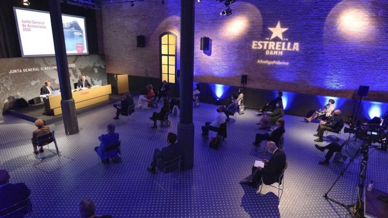 Vista de la junta de accionistas, celebrada en la Antigua Fábrica Estrella Damm de Barcelona.