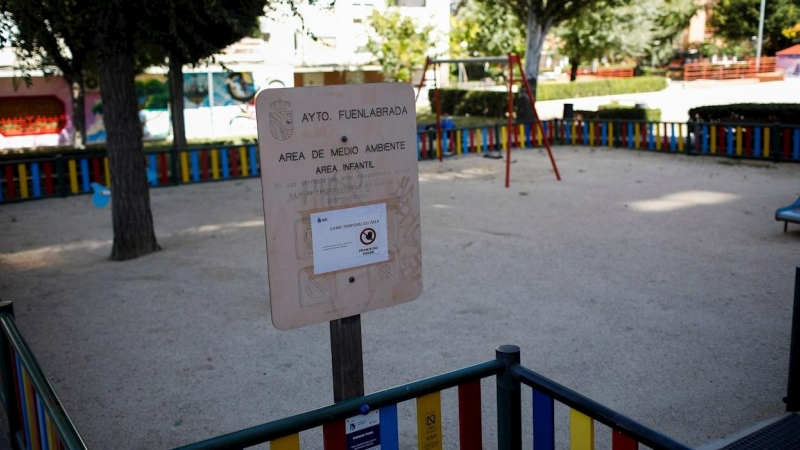 Vista de un parque cerrado en la localidad madrileña de Fuenlabrada, una de las áreas sanitaria afectada por las retricciones de movilidad. EFE/ David Fernández/Archivo