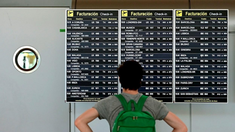 Un pasajero consulta un panel de información sobre vuelos en la terminal 4 del aeropuerto Adolfo Suárez-Barajas en Madrid. EFE/ Victor Lerena