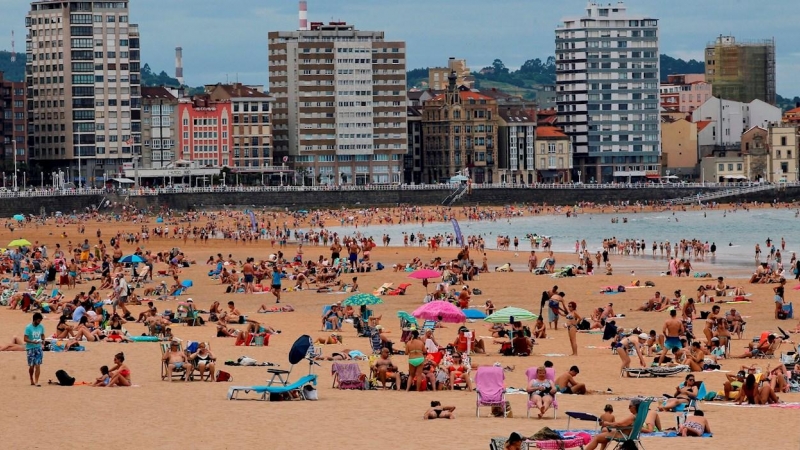 Imagen de la playa de San Lorenzo, en Gijón. EFE/Alberto Morante