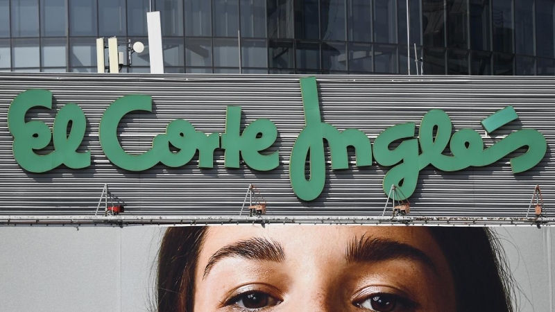 El logo de El Corte Ingles en uno de sus grandes almacenes en Madrid. AFP/GABRIEL BOUYS