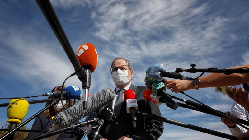 El expresident de la Generalitat, Quim Torra, atiende a los medios a su salida del centro penitenciario de Lledoners donde ha visitado a los presos independentistas tras su inhabilitación. EFE/Susanna Sáez