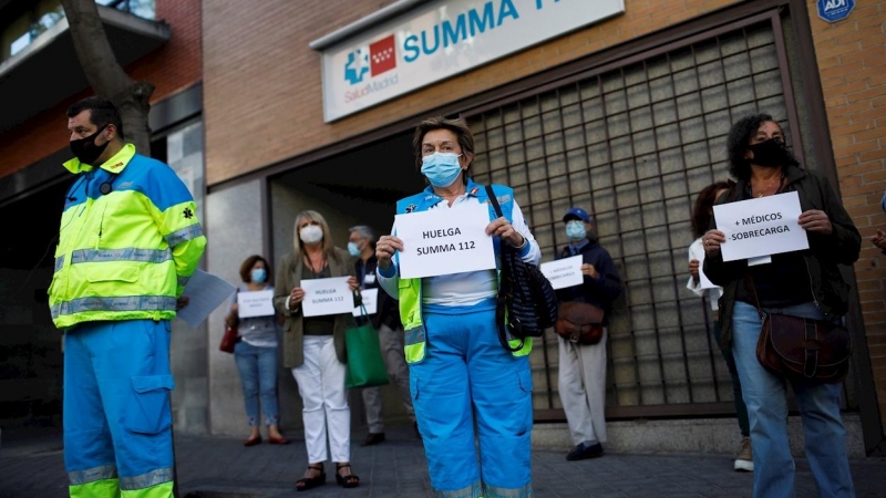 29/09/2020.- Médicos del Summa 112 de Madrid se concentran, este martes, ante uno de los centros médicos del Summa de Madrid para protestar por sus condiciones laborales en medio de la situación de pandemia provocada por el Covid 19. EFE/David Fernández