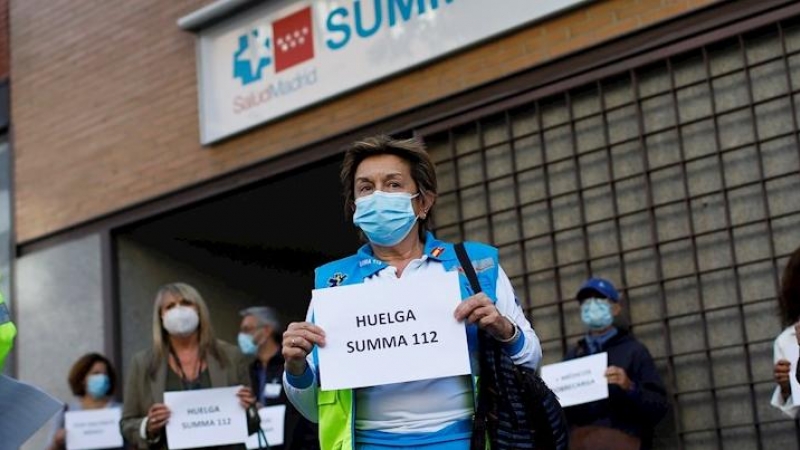 29/09/2020.- Médicos del Summa 112 de Madrid se concentran, este martes, ante uno de los centros médicos del Summa de Madrid para protestar por sus condiciones laborales en medio de la situación de pandemia provocada por el Covid 19. EFE/David Fernández