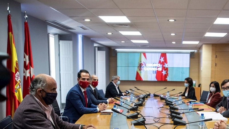 El ministro de Sanidad, Salvador Illa (2d); Fernando Simón (d); Carolina Darias (3d); Ignacio Aguado (2i), y el consejero de Sanidad de la Comunidad de Madrid, Enrique Ruiz Escudero (3i), durante la reunión del Grupo COVID-19. EFE/ Rodrigo Jiménez