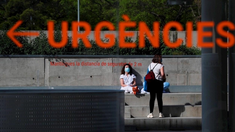 Dos profesionales sanitarios del Hospital de Mar de Barcelona en el paseo marítimo durante una pausa, en una imagen de archivo. / EFE - Alejandro García