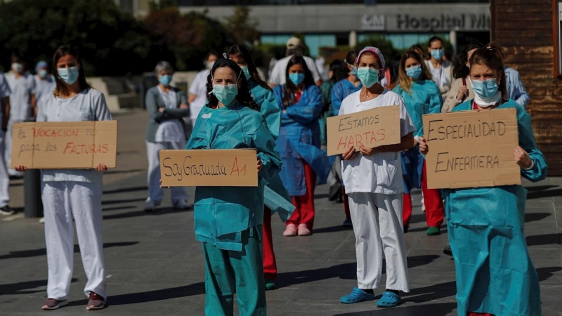 Un grupo de enfermeras se manifiesta en el exterior del hospital La Paz en Madrid este lunes. | EFE