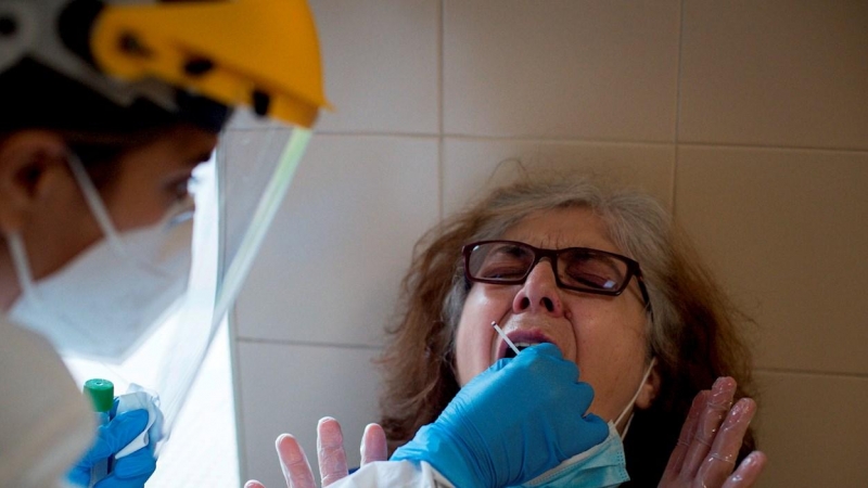Una enfermera realiza de una prueba PCR en el Complejo Hospitalario Universitario de Ourense. EFE/Brais Lorenzo/Archivo