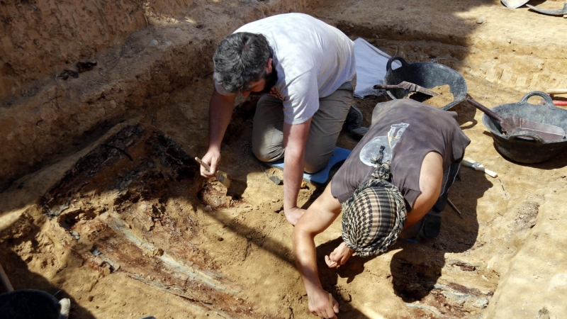 Dos arqueòlegs treballant a la fossa comuna de la Guerra Civil al cementiri d'Alguaire. ACN/Oriol Bosch