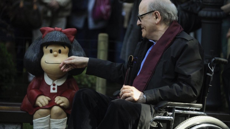 El dibujante y humorista gráfico Quino junto a su criatura, la pequeña Maflada.- REUTERS