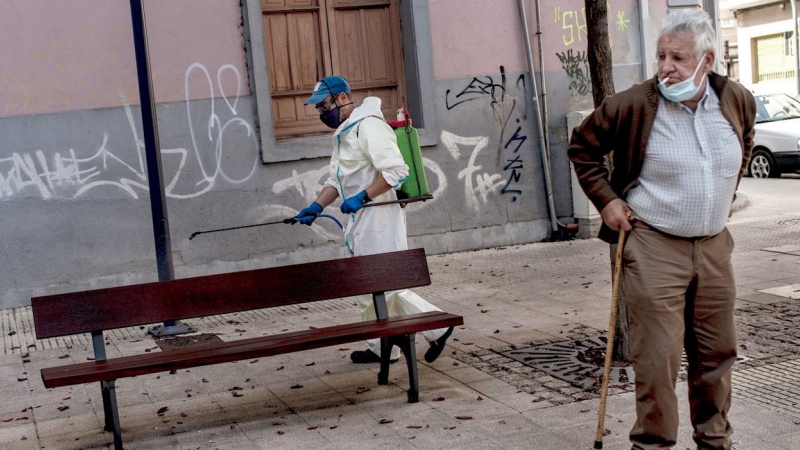 30/09/2020.- Un operario del Ayuntamiento de Ourense realiza labores de desinfección en la plaza de O Couto. La Consellería gallega de Sanidad ha acordado limitar las reuniones públicas y privadas a un máximo de cinco personas en toda la ciudad de Ourense