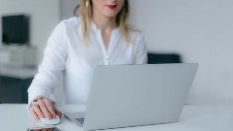 Mujer teletrabajando. / PEXELS