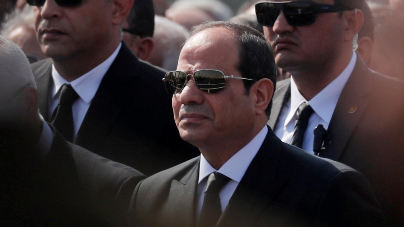 El presidente Abdel Fattah al-Sisi en el funeral del expresidente Hosni Mubarak. / REUTERS