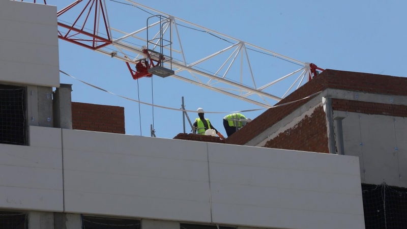 Dos obreros trabajan en la construcción de un edificio en Madrid. E.P./Marta Fernández