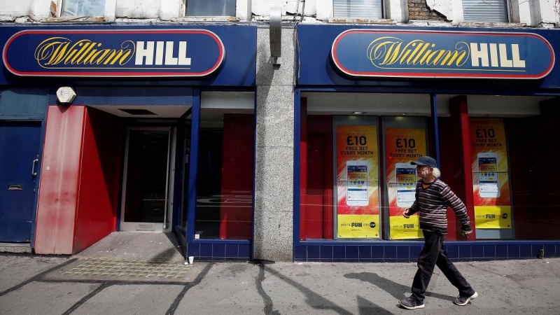 Un peatón pasa por un local de apuestas de William Hill en Londres. REUTERS/Neil Hall