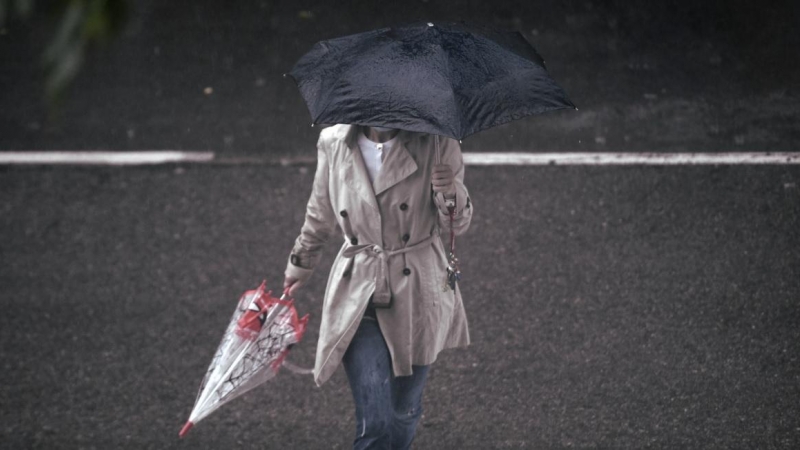 Una persona camina bajo la lluvia protegida con un paraguas, en Madrid (España) a 24 de septiembre de 2020.  Óscar Cañas / Europa Press