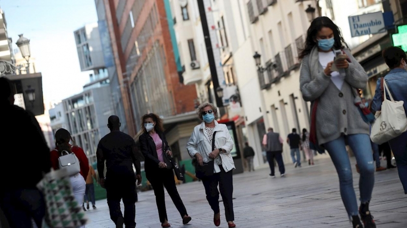 01/10/2020.- Ciudadanos pasean este jueves por las zonas comerciales del centro de Madrid. / EFE - David Fernández