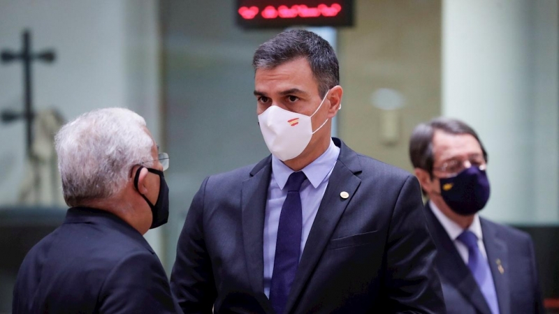 El presidente del Gobierno, Pedro Sánchez, junto al primer ministro de Portugal, Antonio Costa, en el Consejo Europeo extraordinario en Bruselas. /EFE