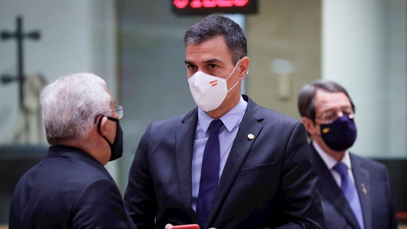 El presidente del Gobierno, Pedro Sánchez, junto al primer ministro de Portugal, Antonio Costa, en el Consejo Europeo extraordinario en Bruselas. /EFE