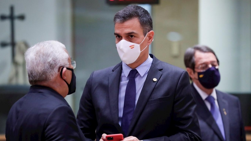 El presidente del Gobierno, Pedro Sánchez, junto al primer ministro de Portugal, Antonio Costa, en el Consejo Europeo extraordinario en Bruselas. /EFE