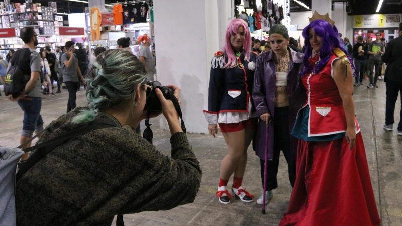 Un grup de noies disfressades de personatges d'anime fent-se una fotografia a la 24a edició del Saló del Manga de Barcelona, el 2018. ANDREA ZAMORANO / ACN