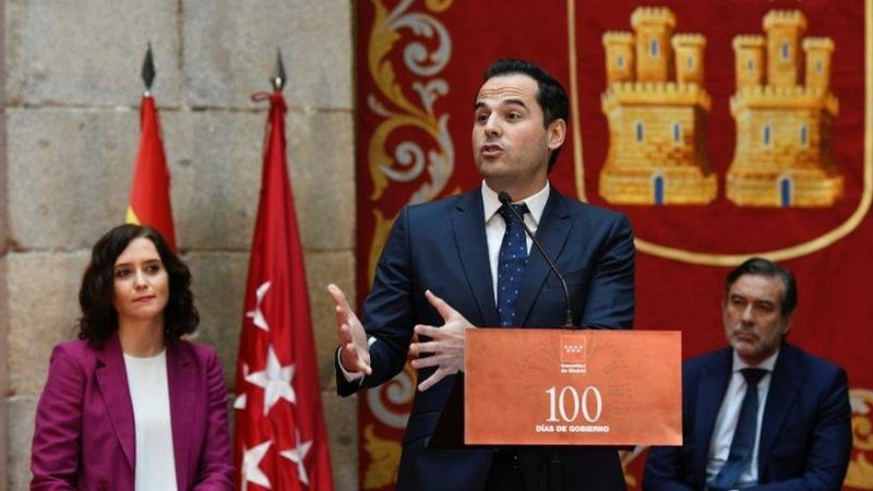 El vicepresidente de la Comunidad de Madrid, Ignacio Aguado (c), durante su intervención en la presentación del balance de los primeros 100 días del Gobierno regional, este jueves en la Real Casa de Correos, en presencia de la presidenta, Isabel Díaz Ayus