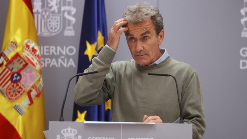 El director del Centro de Coordinación de Alertas y Emergencias Sanitarias del Ministerio de Sanidad, Fernando Simón, durante la rueda de prensa para dar las últimas novedades de la evolución de la pandemia del coronavirus . EFE/JuanJo Martín