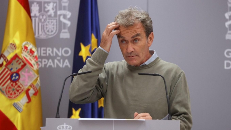 El director del Centro de Coordinación de Alertas y Emergencias Sanitarias del Ministerio de Sanidad, Fernando Simón, durante la rueda de prensa para dar las últimas novedades de la evolución de la pandemia del coronavirus . EFE/JuanJo Martín