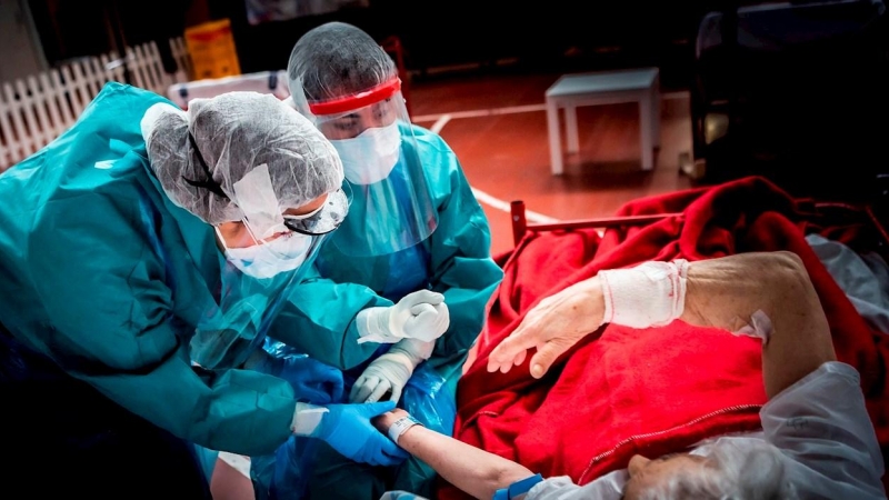 Personal sanitario del hospital de Aranda de Duero atiende a un paciente enfermo de Covid-19. EFE/Paco SantamarÍa/Archivo