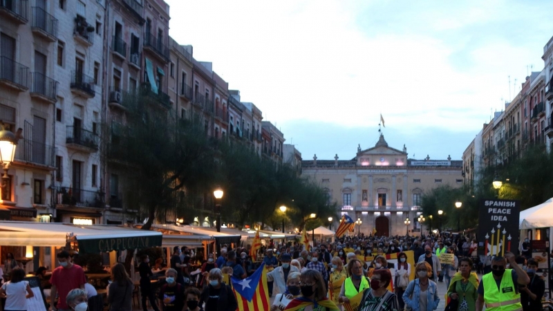 Les persones concentrades a la plaça de la Font de Tarragona iniciant la manifestació amb una pancarta. ROGER SEGURA / ACN