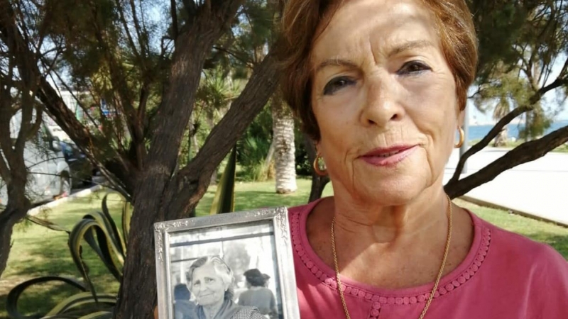 Rocío Fernández Gallardo sujeta un retrato de su madre, Teodomira Gallardo.