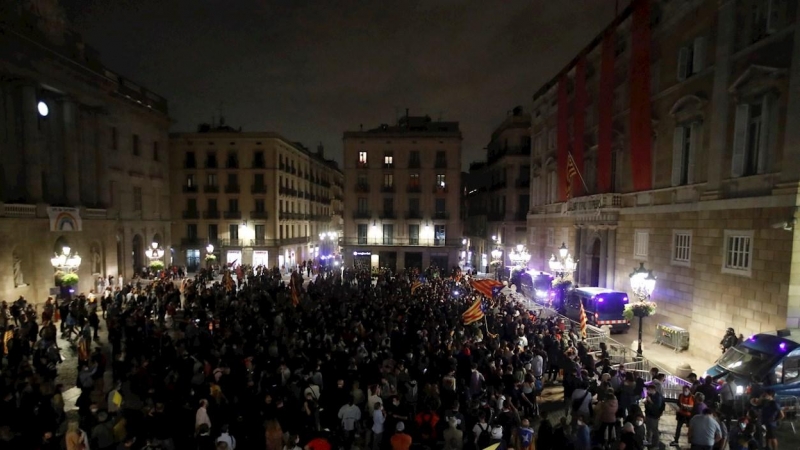 Vista general de la concentración convocada por los Comités de Defensa de la República (CDR) en la plaza Sant Jaume de Barcelona