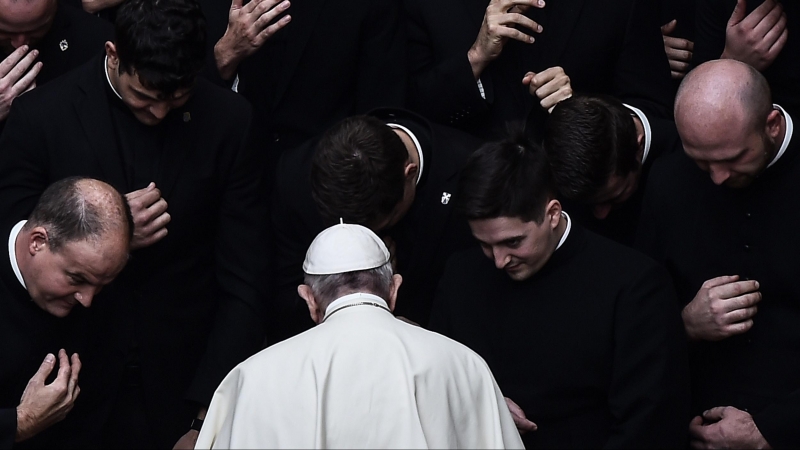 El Papa Francisco reza con los sacerdotes al final de una audiencia pública limitada en el patio de San Dámaso en el Vaticano | Filippo MONTEFORTE / AFP