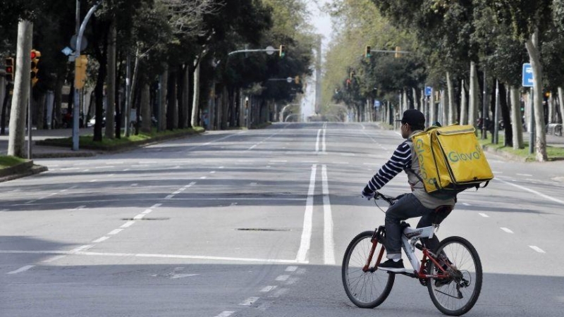 Un rider de Glovo solo por la Diagonal / EFE