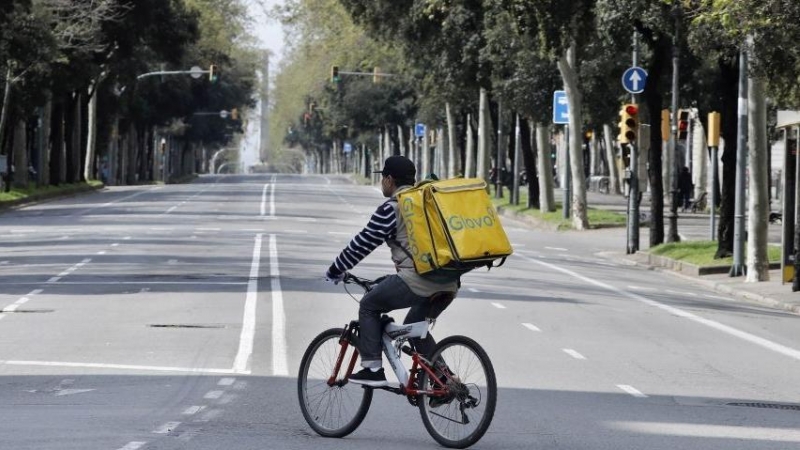 Un rider de Glovo solo por la Diagonal / EFE