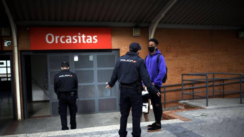 Agentes de la Policía Nacional realizan un control de movilidad en la estación de tren cercanías de Orcasitas, en el distrito de Usera, en Madrid. / Óscar Cañas - Europa Press (EUROPA PRESS