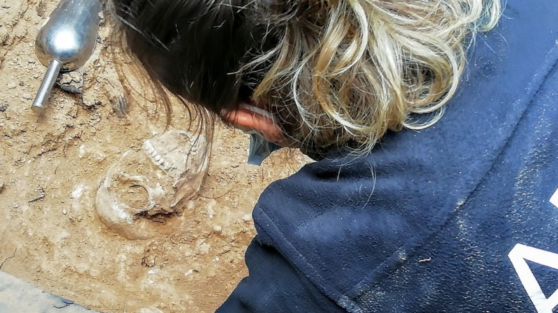 Este viernes aparecieron los primeros restos humanos en la exhumación de la fosa nº 3 del cementerio de Guadalajara.- ÓSCAR RODRÍGUEZ (ARMH)