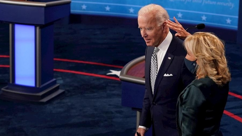 30/09/2020.- El candidato demócrata a la Casa Blanca, Joe Biden, y su esposa, Jill Biden, tras el primer debate de cara a las elecciones. EFE/EPA/Morry Gash