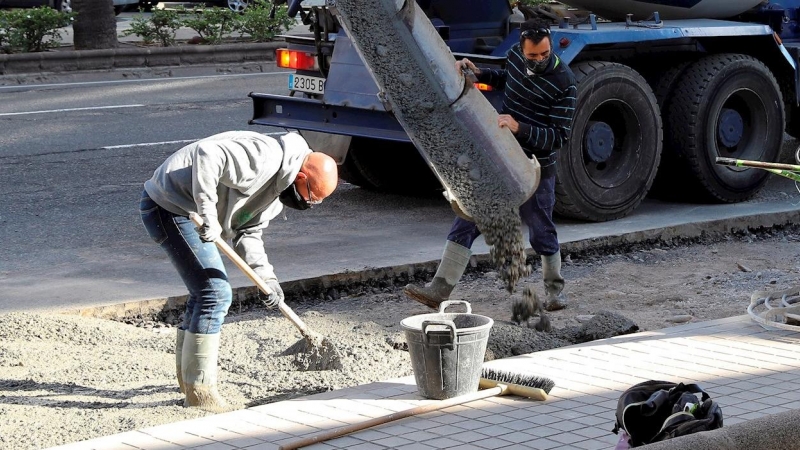 Unos trabajadores echan cemento en un una obra en Las Palmas de Gran Canaria. EFE/ Elvira Urquijo
