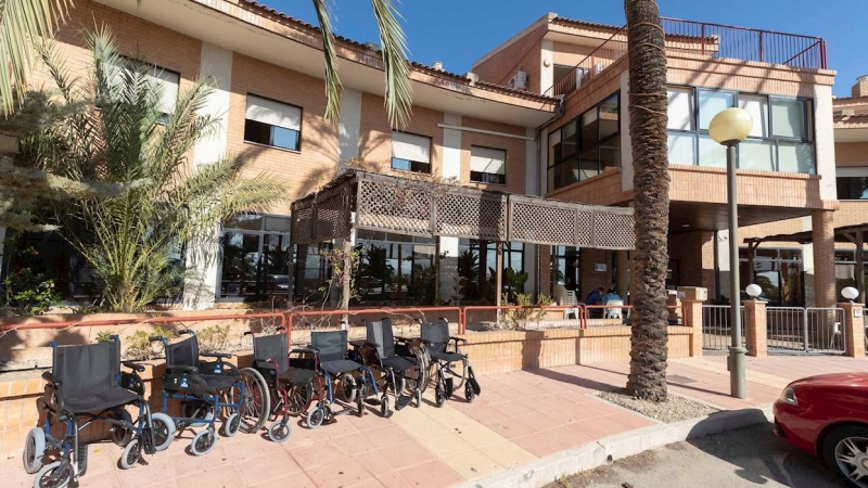 Varias sillas de ruedas en la puerta principal de una residencia de ancianos en Totana (Murcia). EFE/Marcial Guillén