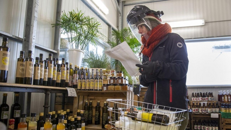 Imagen de una persona en un supermercado de Ginebra / EFE