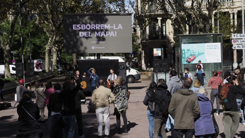Imatge d'una de les presentacions d'aquest dissabte de la campanya d'Òmnium en contra de la monarquia espanyola