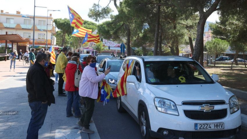 Alguns dels participants en la marxa de vehicles per reivindicar el 3-O, a l'arribada a Argelers aquest dissabte. ACN