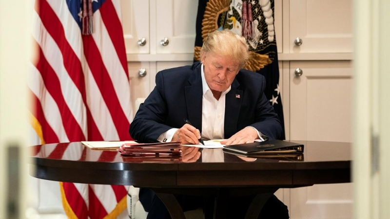 Trump trabaja desde el hospital donde está ingresado. Joyce N. Boghosia/The White House/Handout via REUTERS