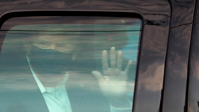 Donald Trump saluda a sus seguidores desde el coche | Reuters