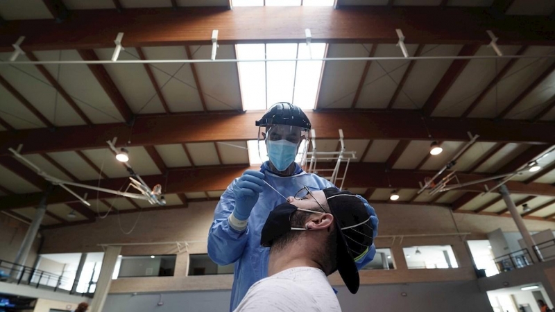 Personal sanitario haciendo un cribado extraordinario voluntario de test rápidos en Córdoba. EFE/Rafa Alcaide/Archivo