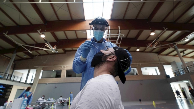 Personal sanitario haciendo un cribado extraordinario voluntario de test rápidos en Córdoba. EFE/Rafa Alcaide/Archivo